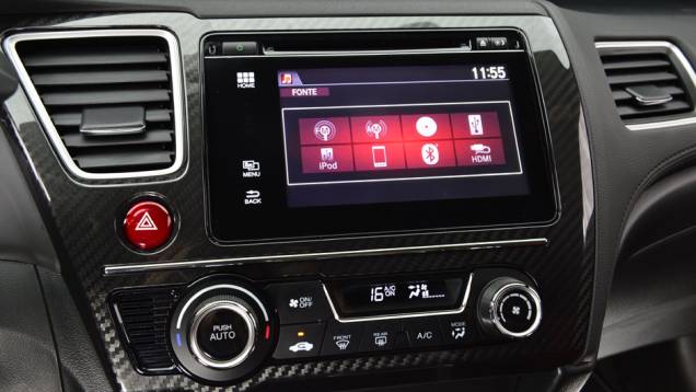 O console central tem apliques imitando fibra de carbono | <a href="https://preprod.quatrorodas.abril.com.br/carros/lancamentos/honda-civic-si-805295.shtml" rel="migration">Leia mais</a> O console central tem apliques imitando fibra de carbono | <a href="https://preprod.quatrorodas.abril.com.br/carros/lancamentos/honda-civic-si-805295.shtml" rel="migration">Leia mais</a>