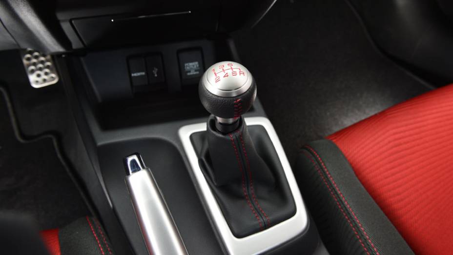 Como reza a cartilha dos melhores esportivos, o Civic Si ser&aacute; vendido apenas com c&acirc;mbio manual de seis marchas | <a href="https://preprod.quatrorodas.abril.com.br/carros/lancamentos/honda-civic-si-805295.shtml" rel="migration">Leia mais</a>