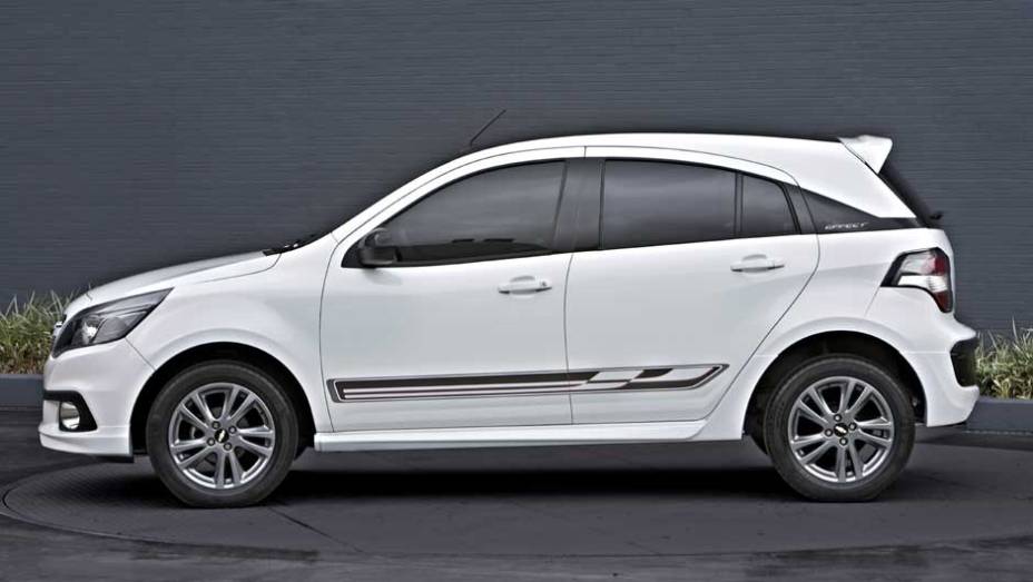 Quase nada mudou na lateral: apenas as rodas s&atilde;o novas - a vers&atilde;o Effect tamb&eacute;m traz adesivos decorativos | <a href="https://preprod.quatrorodas.abril.com.br/carros/lancamentos/chevrolet-agile-2014-756376.shtml" rel="migration">Leia mais</a>