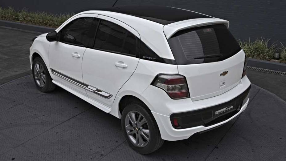 Na traseira, as lanternas ganharam nova disposi&ccedil;&atilde;o de luzes e uma se&ccedil;&atilde;o preta com luzes reflexivas | <a href="https://preprod.quatrorodas.abril.com.br/carros/lancamentos/chevrolet-agile-2014-756376.shtml" rel="migration">Leia mais</a>