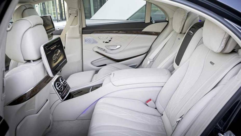 Interior sofisticado tem volante com apenas dois raios | <a href="https://preprod.quatrorodas.abril.com.br/carros/lancamentos//mercedes-benz-s65-amg-759711.shtml" rel="migration">Leia mais</a>