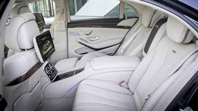 Interior sofisticado tem volante com apenas dois raios | <a href="https://preprod.quatrorodas.abril.com.br/carros/lancamentos//mercedes-benz-s65-amg-759711.shtml" rel="migration">Leia mais</a> Interior sofisticado tem volante com apenas dois raios | <a href="https://preprod.quatrorodas.abril.com.br/carros/lancamentos//mercedes-benz-s65-amg-759711.shtml" rel="migration">Leia mais</a>