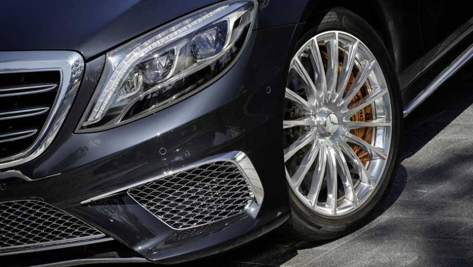 Disponível apenas na configuração de entre-eixos alongado, o S65 AMG será lançado em março por módicos 232.050 euros | <a href="https://preprod.quatrorodas.abril.com.br/carros/lancamentos//mercedes-benz-s65-amg-759711.shtml" rel="migration">Leia mais</a>