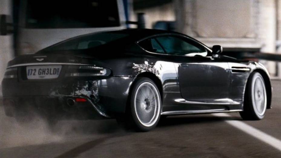 2008: O contestado "008 - Quantum of Solace" traz James Bond, para variar, a bordo de um Aston Martin, o DBS. | <a href="%20https://preprod.quatrorodas.abril.com.br/blogs/planeta-carro/2012/11/07/licenca-para-acelerar/" rel="migration">Leia mais</a>