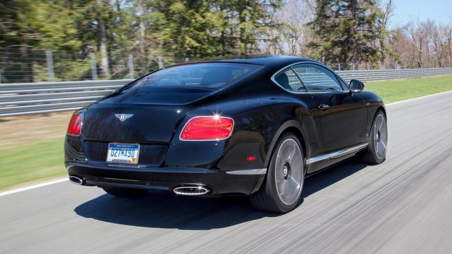 O Continental GT vem com rodas de liga-leve de 21 polegadas exclusivas e rel&oacute;gio Brietling Le Mans Edition | <a href="https://preprod.quatrorodas.abril.com.br/noticias/fabricantes/bentley-apresenta-continental-gt-mulsanne-le-mans-edition-740938.shtml" rel="migration"></a>