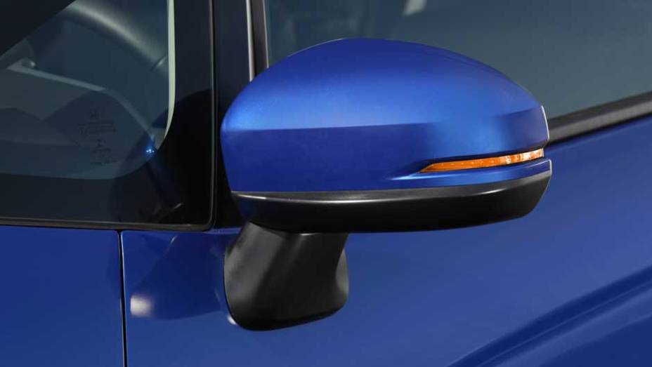 Os espelhos retrovisores com luzes de seta passam a vir de série na versão EX | <a href="https://preprod.quatrorodas.abril.com.br/noticias/fabricantes/honda-lanca-linha-2016-fit-874082.shtml" rel="migration">Leia mais</a>