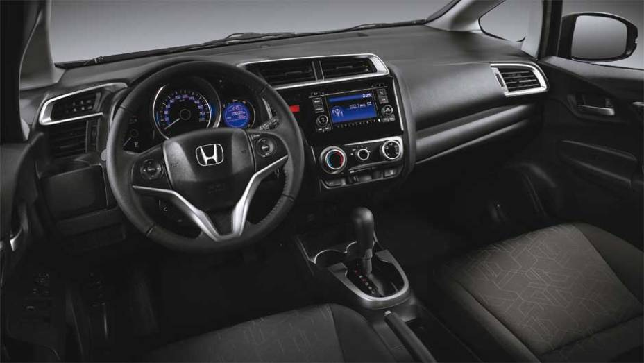 A cabine da versão LX agora tem detalhes na cor prata | <a href="https://preprod.quatrorodas.abril.com.br/noticias/fabricantes/honda-lanca-linha-2016-fit-874082.shtml" rel="migration">Leia mais</a>