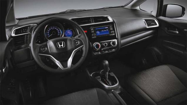 A cabine da versão LX agora tem detalhes na cor prata | <a href="https://preprod.quatrorodas.abril.com.br/noticias/fabricantes/honda-lanca-linha-2016-fit-874082.shtml" rel="migration">Leia mais</a> A cabine da versão LX agora tem detalhes na cor prata | <a href="https://preprod.quatrorodas.abril.com.br/noticias/fabricantes/honda-lanca-linha-2016-fit-874082.shtml" rel="migration">Leia mais</a>