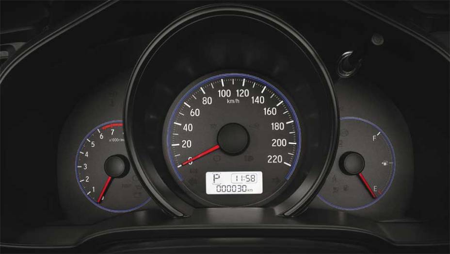 A antiga iluminação âmbar foi substituída por uma mais moderna, com tons de azul e branco na versão LX | <a href="https://preprod.quatrorodas.abril.com.br/noticias/fabricantes/honda-lanca-linha-2016-fit-874082.shtml" rel="migration">Leia mais</a>
