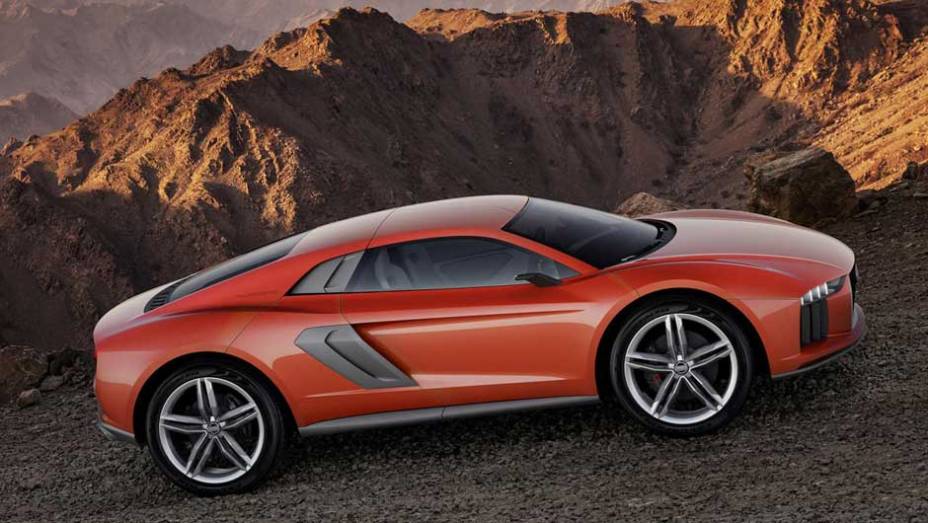 Bombado, o carro tem design que segue a identidade visual da marca, embora faróis e lanternas sejam mais futuristas | <a href="https://preprod.quatrorodas.abril.com.br/saloes/frankfurt/2013/audi-nanuk-quattro-concept-753021.shtml" rel="migration">Leia mais</a>