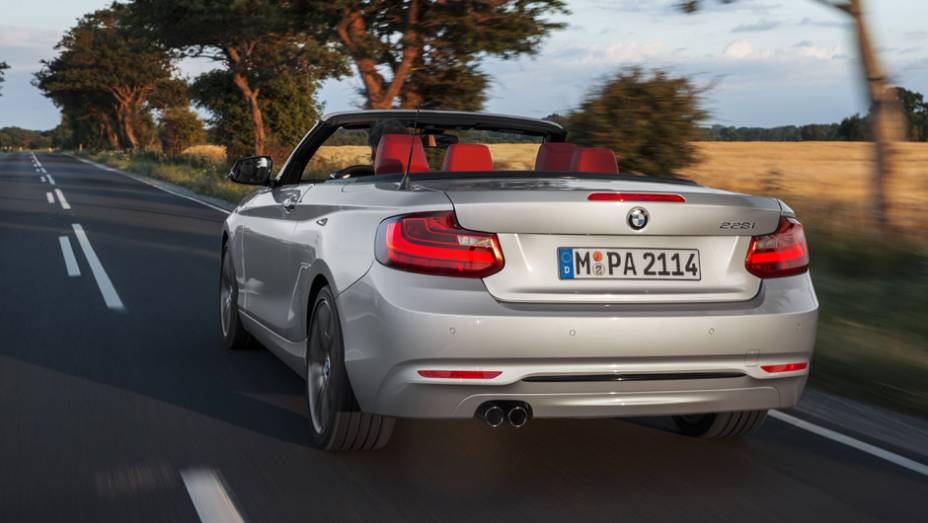O design da traseira caiu bem na vers&atilde;o sem capota | <a href="https://preprod.quatrorodas.abril.com.br/noticias/saloes/paris-2014/bmw-revela-serie-2-convertible-799406.shtml" rel="migration">Leia mais</a>