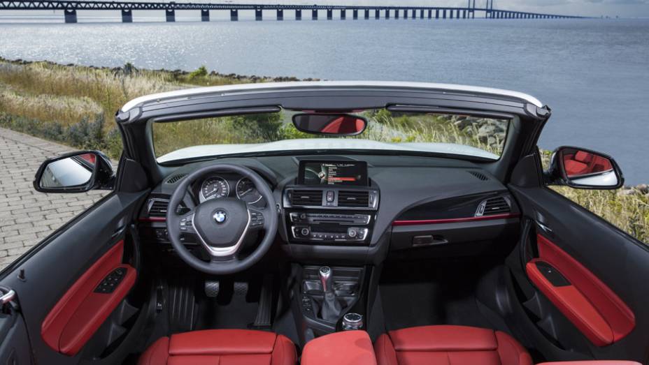 Elegante, o interior tem sistema multim&iacute;dia com tela de 6,5 polegadas | <a href="https://preprod.quatrorodas.abril.com.br/noticias/saloes/paris-2014/bmw-revela-serie-2-convertible-799406.shtml" rel="migration">Leia mais</a>