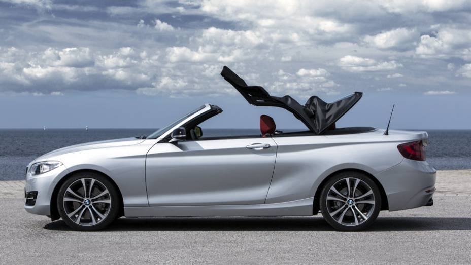Basta um toque no botão para que a capota seja recolhida em apenas 20 segundos | <a href="https://preprod.quatrorodas.abril.com.br/noticias/saloes/paris-2014/bmw-revela-serie-2-convertible-799406.shtml" rel="migration">Leia mais</a>