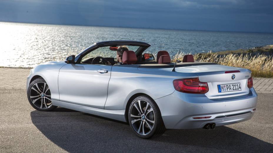 As vendas do modelo começam em fevereiro de 2015 | <a href="https://preprod.quatrorodas.abril.com.br/noticias/saloes/paris-2014/bmw-revela-serie-2-convertible-799406.shtml" rel="migration">Leia mais</a>