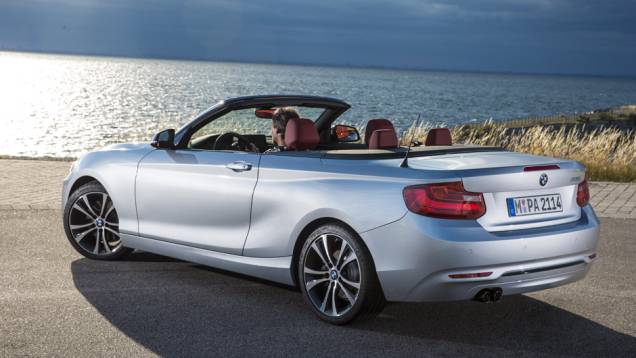 As vendas do modelo começam em fevereiro de 2015 | <a href="https://preprod.quatrorodas.abril.com.br/noticias/saloes/paris-2014/bmw-revela-serie-2-convertible-799406.shtml" rel="migration">Leia mais</a> As vendas do modelo começam em fevereiro de 2015 | <a href="https://preprod.quatrorodas.abril.com.br/noticias/saloes/paris-2014/bmw-revela-serie-2-convertible-799406.shtml" rel="migration">Leia mais</a>