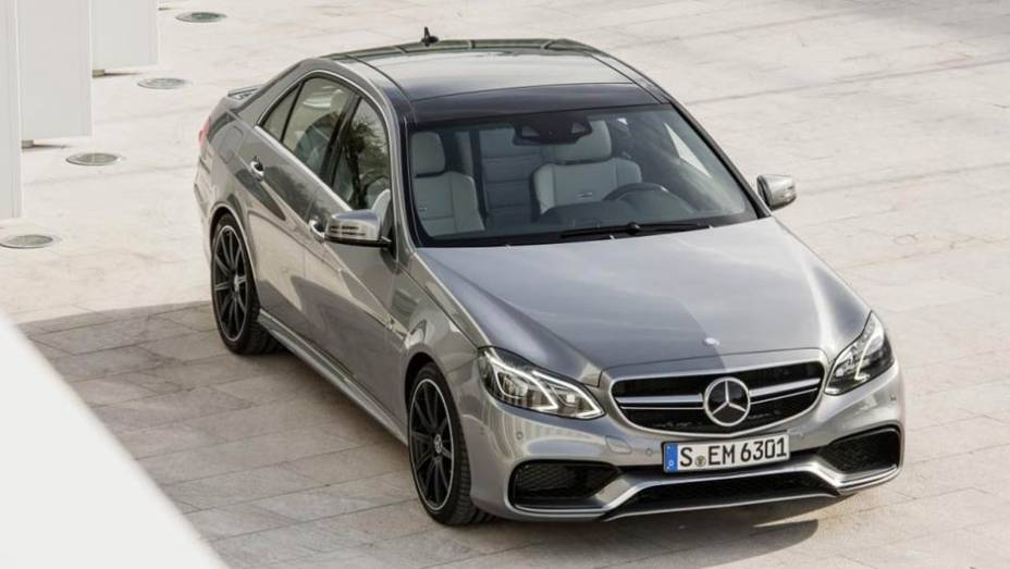 Completamente reestilizado, o E63 AMG seguiu os passos do novo Classe E ao abandonar os far&oacute;is duplos | <a href="https://preprod.quatrorodas.abril.com.br/saloes/detroit/2013/mercedes-benz-e63-amg-730591.shtml" rel="migration">Leia mais</a>