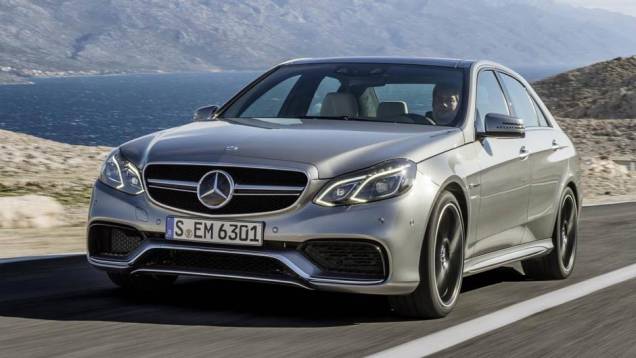 O para-choque tem entradas de ar maiores em relação ao Classe E convencional | <a href="https://preprod.quatrorodas.abril.com.br/saloes/detroit/2013/mercedes-benz-e63-amg-730591.shtml" rel="migration">Leia mais</a> O para-choque tem entradas de ar maiores em relação ao Classe E convencional | <a href="https://preprod.quatrorodas.abril.com.br/saloes/detroit/2013/mercedes-benz-e63-amg-730591.shtml" rel="migration">Leia mais</a>