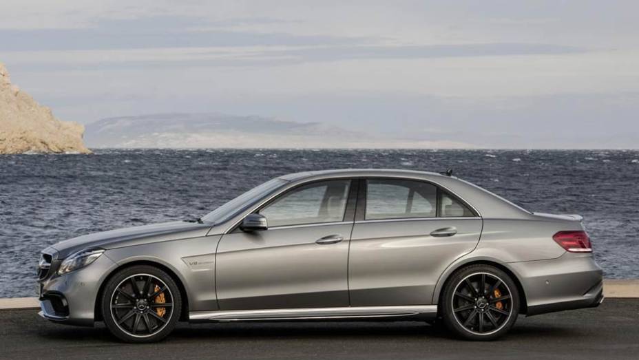 A lateral lembra muito a gera&ccedil;&atilde;o anterior | <a href="https://preprod.quatrorodas.abril.com.br/saloes/detroit/2013/mercedes-benz-e63-amg-730591.shtml" rel="migration">Leia mais</a>