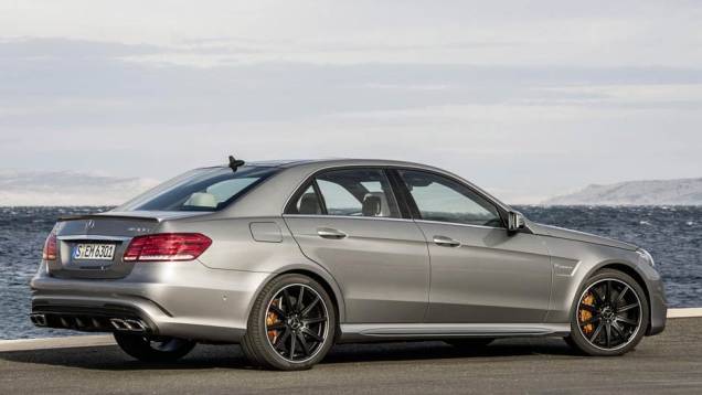 Atrás, as lanternas ganharam nova disposição de luzes | <a href="https://preprod.quatrorodas.abril.com.br/saloes/detroit/2013/mercedes-benz-e63-amg-730591.shtml" rel="migration">Leia mais</a> Atrás, as lanternas ganharam nova disposição de luzes | <a href="https://preprod.quatrorodas.abril.com.br/saloes/detroit/2013/mercedes-benz-e63-amg-730591.shtml" rel="migration">Leia mais</a>