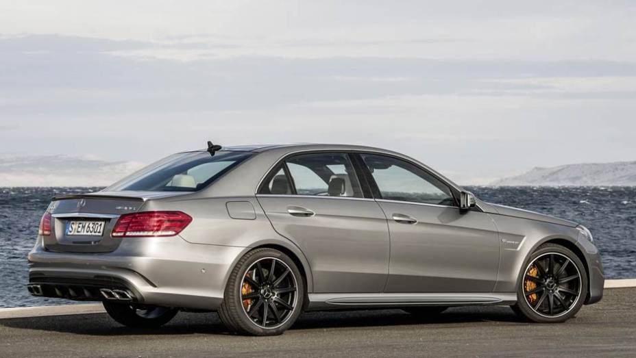 Atr&aacute;s, as lanternas ganharam nova disposi&ccedil;&atilde;o de luzes | <a href="https://preprod.quatrorodas.abril.com.br/saloes/detroit/2013/mercedes-benz-e63-amg-730591.shtml" rel="migration">Leia mais</a>