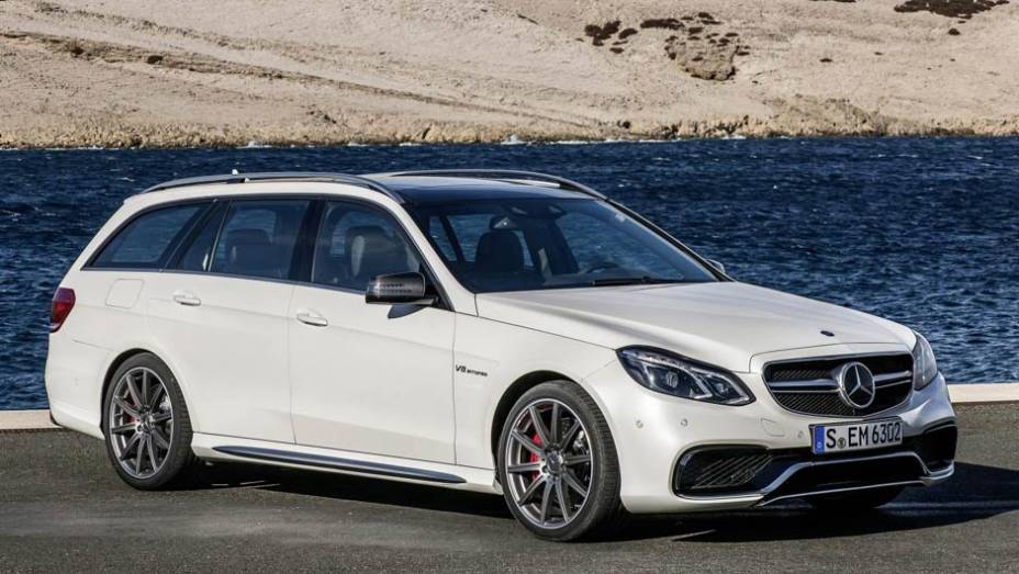 Quem gosta (ou precisa) de levar a família pode ficar com a versão perua | <a href="https://preprod.quatrorodas.abril.com.br/saloes/detroit/2013/mercedes-benz-e63-amg-730591.shtml" rel="migration">Leia mais</a>