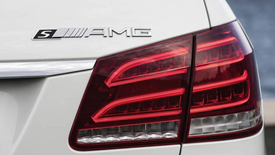 A vers&atilde;o S-Model eleva a pot&ecirc;ncia para 585 cv | <a href="https://preprod.quatrorodas.abril.com.br/saloes/detroit/2013/mercedes-benz-e63-amg-730591.shtml" rel="migration">Leia mais</a>