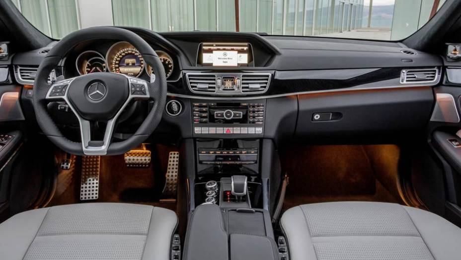 Elegante, o interior traz acabamento de primeira qualidade e apliques de alumínio | <a href="https://preprod.quatrorodas.abril.com.br/saloes/detroit/2013/mercedes-benz-e63-amg-730591.shtml" rel="migration">Leia mais</a>