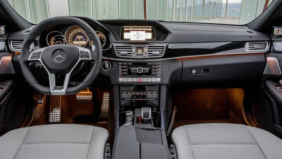 Elegante, o interior traz acabamento de primeira qualidade e apliques de alum&iacute;nio | <a href="https://preprod.quatrorodas.abril.com.br/saloes/detroit/2013/mercedes-benz-e63-amg-730591.shtml" rel="migration">Leia mais</a>