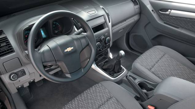 Versão LS básica vem com bancos de tecido, ar-condicionado e freios ABS. | <a href="https://preprod.quatrorodas.abril.com.br/carros/testes/chevrolet-s10-681120.shtml" rel="migration">Leia mais</a> Versão LS básica vem com bancos de tecido, ar-condicionado e freios ABS. | <a href="https://preprod.quatrorodas.abril.com.br/carros/testes/chevrolet-s10-681120.shtml" rel="migration">Leia mais</a>