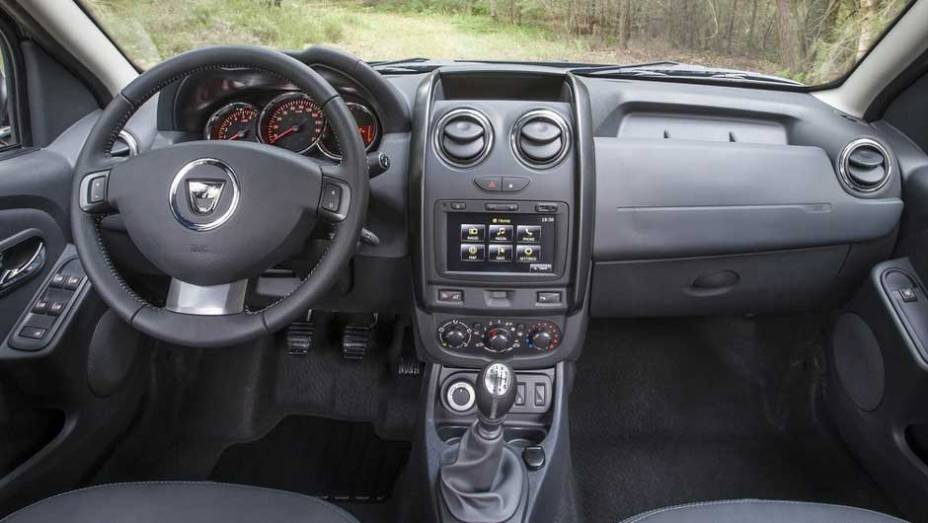 Assim como os novos Logan e Sandero, o interior ficou mais refinado; painel e console central são inteiramente novos | <a href="https://preprod.quatrorodas.abril.com.br/saloes/frankfurt/2013/duster-753168.shtml" rel="migration">Leia mais</a>