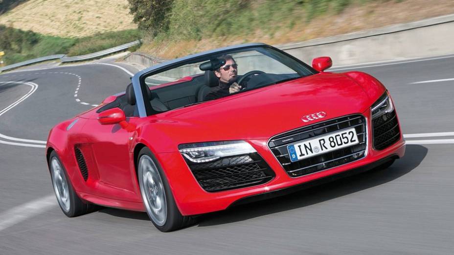 Audi R8 Spyder: o bólido pertence ao magnata Christian Grey, que presenteia Anastasia Steele com um modelo parecido - na cor branca | <a href="https://preprod.quatrorodas.abril.com.br/noticias/entretenimento/galeria-fotos-mostra-carros-50-tons-cinza-834960.shtml" rel="migration">Le</a>