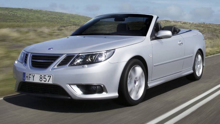 Saab 9-3 Convertible: presente de formatura dado a Ana por Grey após o A3 ter sido danificado | <a href="https://preprod.quatrorodas.abril.com.br/noticias/entretenimento/galeria-fotos-mostra-carros-50-tons-cinza-834960.shtml" rel="migration">Leia mais</a>