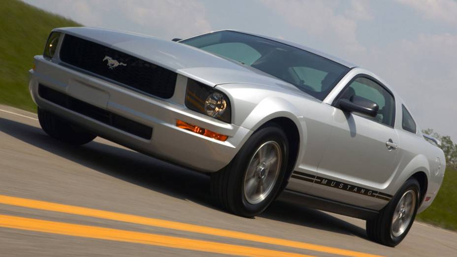 Ford Mustang: o <em>pony-car</em> faz uma participação especial durante uma perseguição, embora a autora não mencione o ano nem a versão do carro | <a href="https://preprod.quatrorodas.abril.com.br/noticias/entretenimento/galeria-fotos-mostra-carros-50-tons-cinza-834" rel="migration"></a>