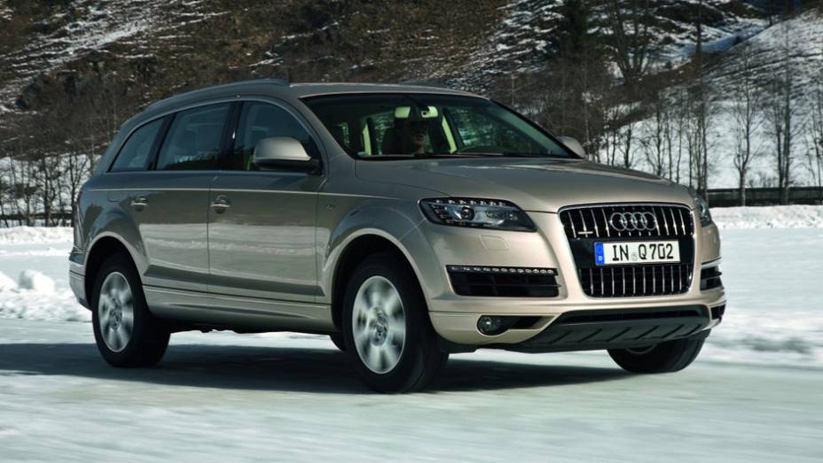 Audi Q7: veículo utilizado por Jason Taylor, segurança particular de Grey | <a href="https://preprod.quatrorodas.abril.com.br/noticias/entretenimento/galeria-fotos-mostra-carros-50-tons-cinza-834960.shtml" rel="migration">Leia mais</a>