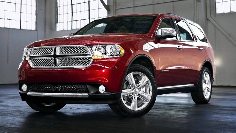 Dodge Durango: carro dirigido por Elizabeth durante a perseguição ao casal protagonista | <a href="https://preprod.quatrorodas.abril.com.br/noticias/entretenimento/galeria-fotos-mostra-carros-50-tons-cinza-834960.shtml" rel="migration">Leia mais</a>