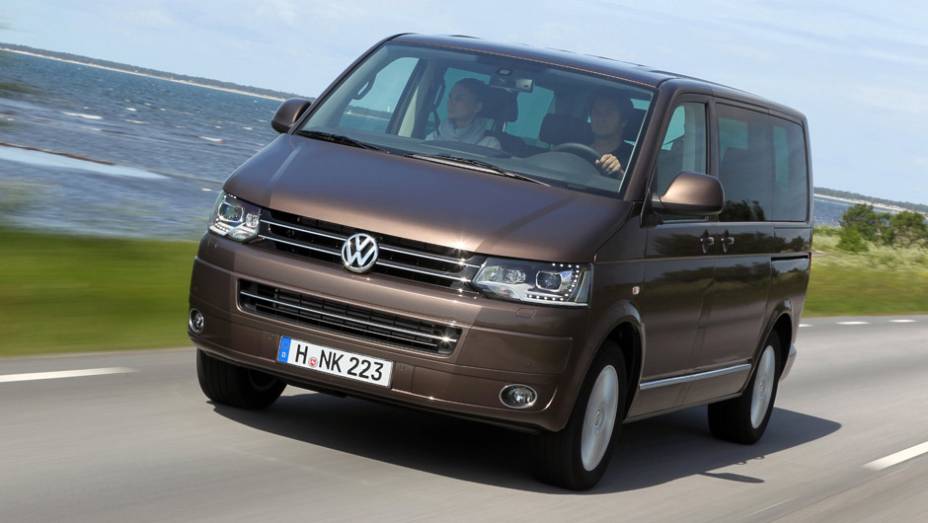 VW Multivan: a van alem&atilde; foi o meio de transporte de Ana e Grey durante uma visita &agrave; esta&ccedil;&atilde;o de esqui de Aspen | <a href="https://preprod.quatrorodas.abril.com.br/noticias/entretenimento/galeria-fotos-mostra-carros-50-tons-cinza-834960.shtml" rel="migration">Leia mais</a>