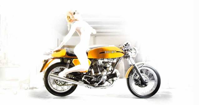 Ducati apresenta coleção da fotógrafa Elizabeth Raab reunindo nus e motos Ducati apresenta coleção da fotógrafa Elizabeth Raab reunindo nus e motos