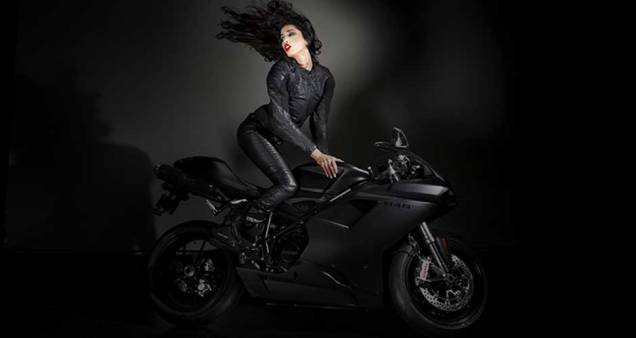 Ducati apresenta coleção da fotógrafa Elizabeth Raab reunindo nus e motos Ducati apresenta coleção da fotógrafa Elizabeth Raab reunindo nus e motos