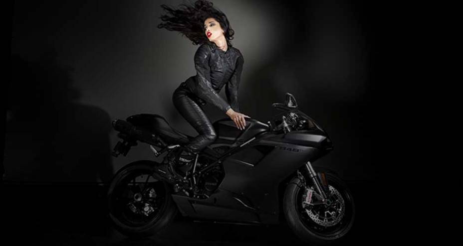 Ducati apresenta cole&ccedil;&atilde;o da fot&oacute;grafa Elizabeth Raab reunindo nus e motos