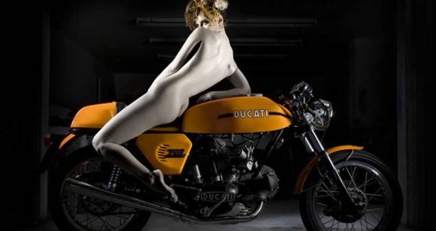 Ducati apresenta coleção da fotógrafa Elizabeth Raab reunindo nus e motos Ducati apresenta coleção da fotógrafa Elizabeth Raab reunindo nus e motos