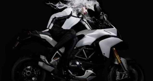 Ducati apresenta coleção da fotógrafa Elizabeth Raab reunindo nus e motos Ducati apresenta coleção da fotógrafa Elizabeth Raab reunindo nus e motos