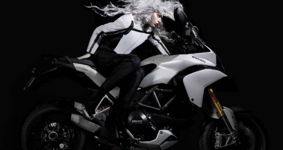 Ducati apresenta cole&ccedil;&atilde;o da fot&oacute;grafa Elizabeth Raab reunindo nus e motos