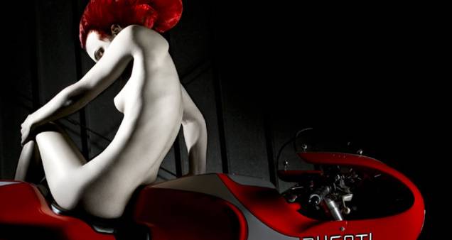 Ducati apresenta coleção da fotógrafa Elizabeth Raab reunindo nus e motos Ducati apresenta coleção da fotógrafa Elizabeth Raab reunindo nus e motos