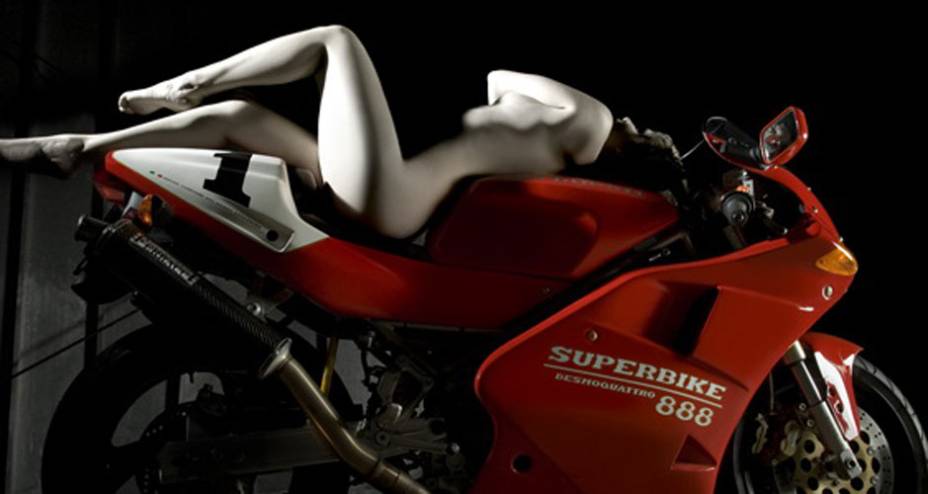 Ducati apresenta cole&ccedil;&atilde;o da fot&oacute;grafa Elizabeth Raab reunindo nus e motos