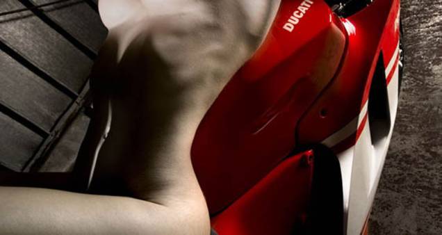 Ducati apresenta coleção da fotógrafa Elizabeth Raab reunindo nus e motos Ducati apresenta coleção da fotógrafa Elizabeth Raab reunindo nus e motos