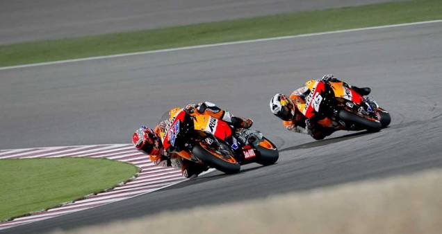 Disputa entre Casey Stoner e Daniel Pedrosa, ambos da Honda, no GP do Qatar Disputa entre Casey Stoner e Daniel Pedrosa, ambos da Honda, no GP do Qatar