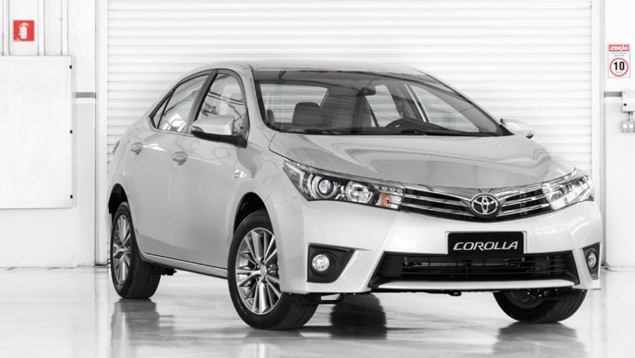 Serão quatro versões: GLi 1.8 com transmissões manual ou automática, XEi e Altis | <a href="https://preprod.quatrorodas.abril.com.br/carros/lancamentos/novo-toyota-corolla-776356.shtml" rel="migration">Leia mais</a>