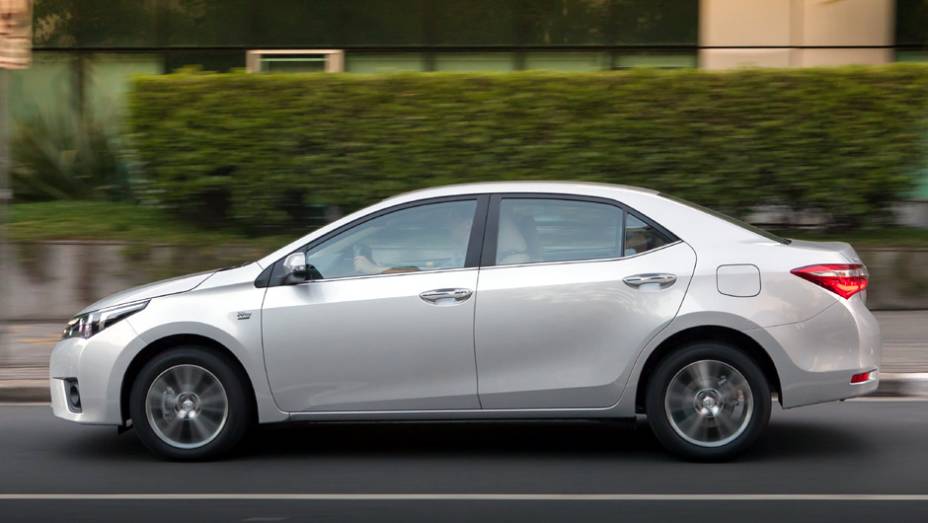 A versão Altis tem faróis com iluminação diurna por LEDs | <a href="https://preprod.quatrorodas.abril.com.br/carros/lancamentos/novo-toyota-corolla-776356.shtml" rel="migration">Leia mais</a>
