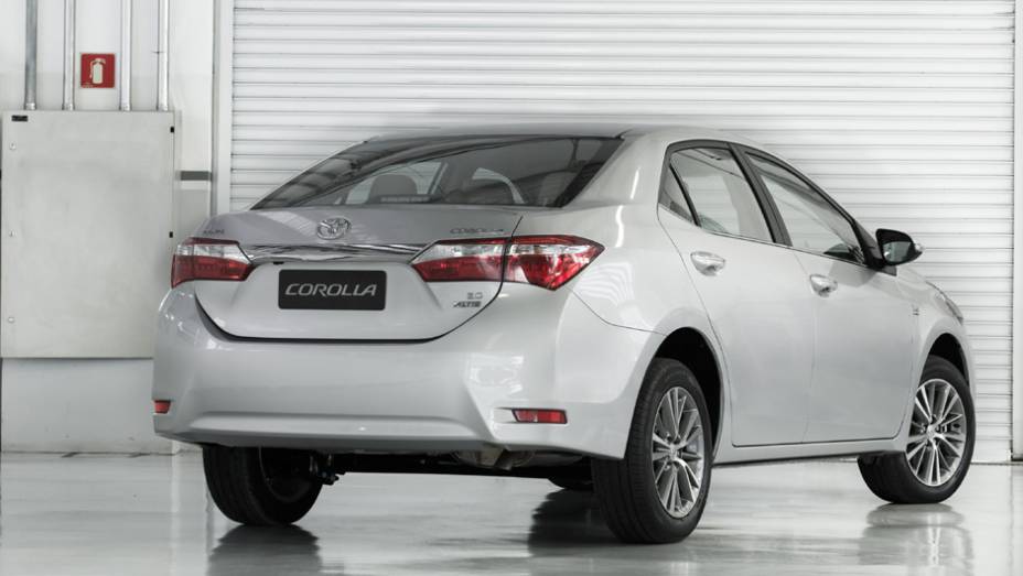 O design também evoluiu: ele tem linhas praticamente idênticas ao do modelo europeu | <a href="https://preprod.quatrorodas.abril.com.br/carros/lancamentos/novo-toyota-corolla-776356.shtml" rel="migration">Leia mais</a>