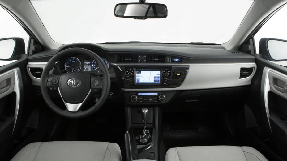 O interior da versão XEi tem couro cinza em vez de bege | <a href="https://preprod.quatrorodas.abril.com.br/carros/lancamentos/novo-toyota-corolla-776356.shtml" rel="migration">Leia mais</a>